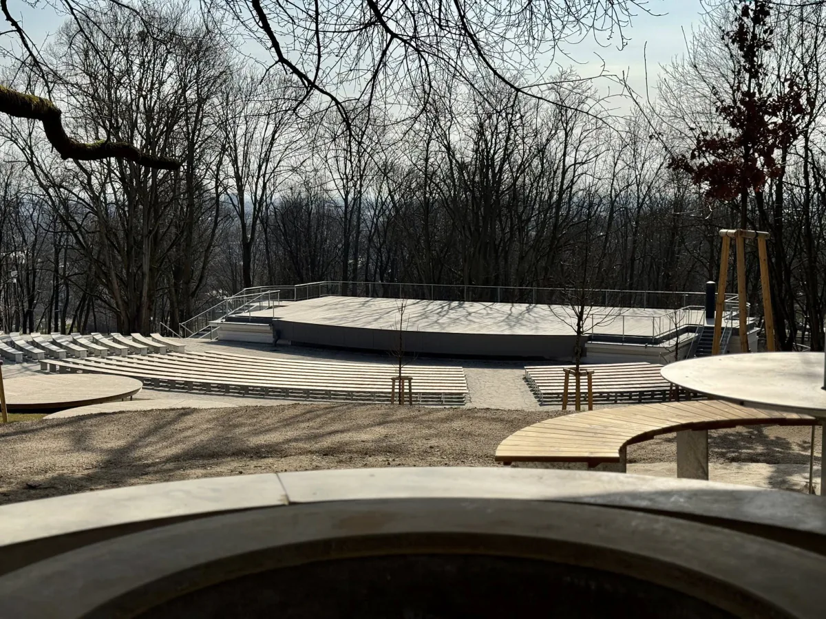 Panoramatický pohľad na obnovený amfiteáter na Hrádku v Michalovciach
