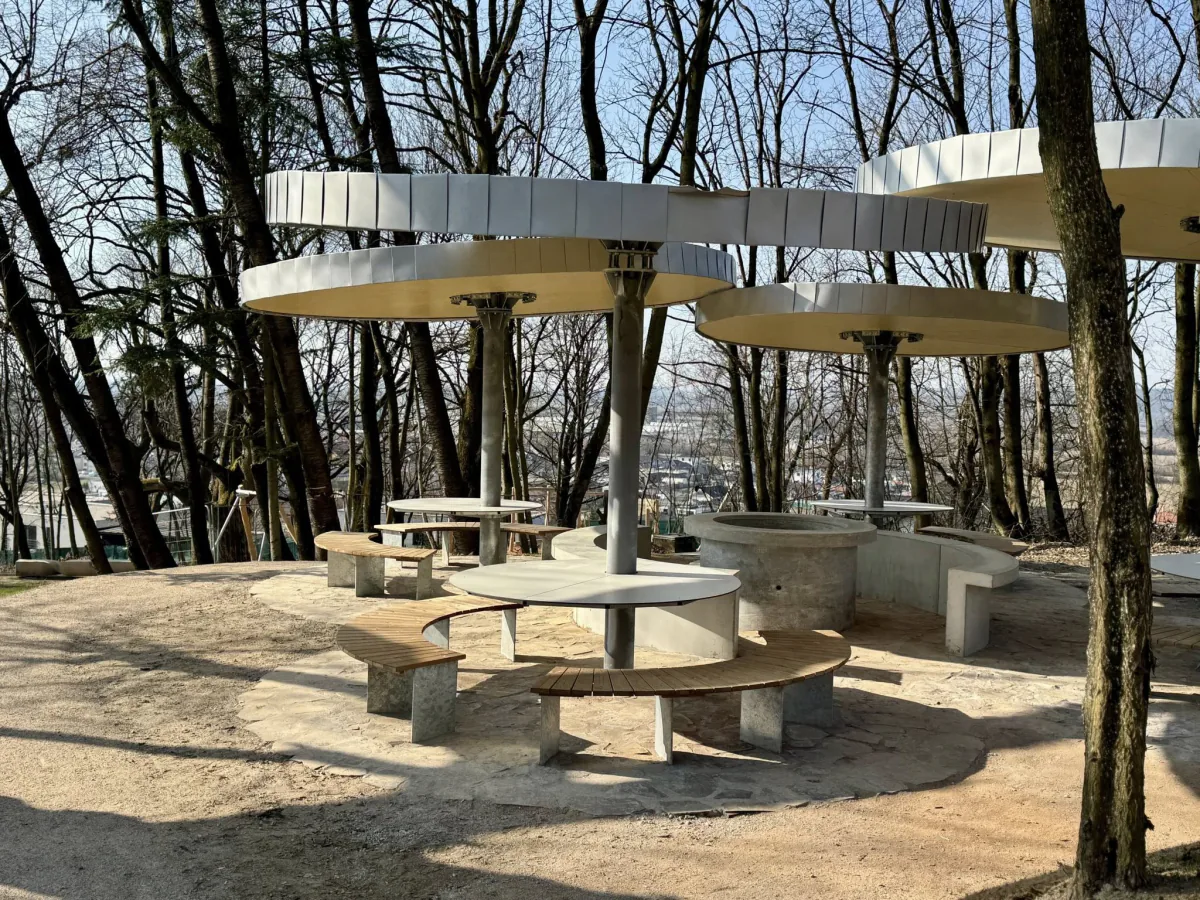 Zastrešené oddychové zóny s kruhovými stolmi na Hrádku