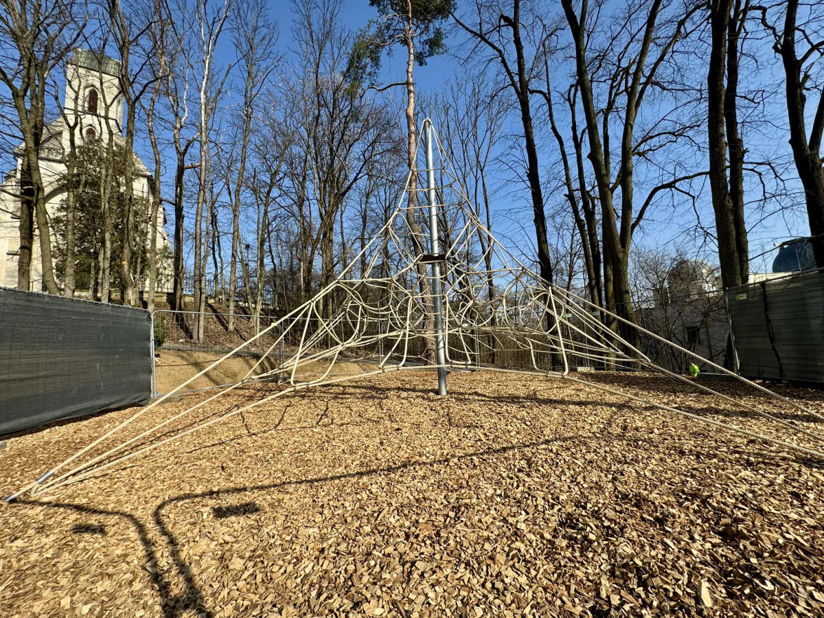 Lanová pyramída na detskom ihrisku na Hrádku v Michalovciach