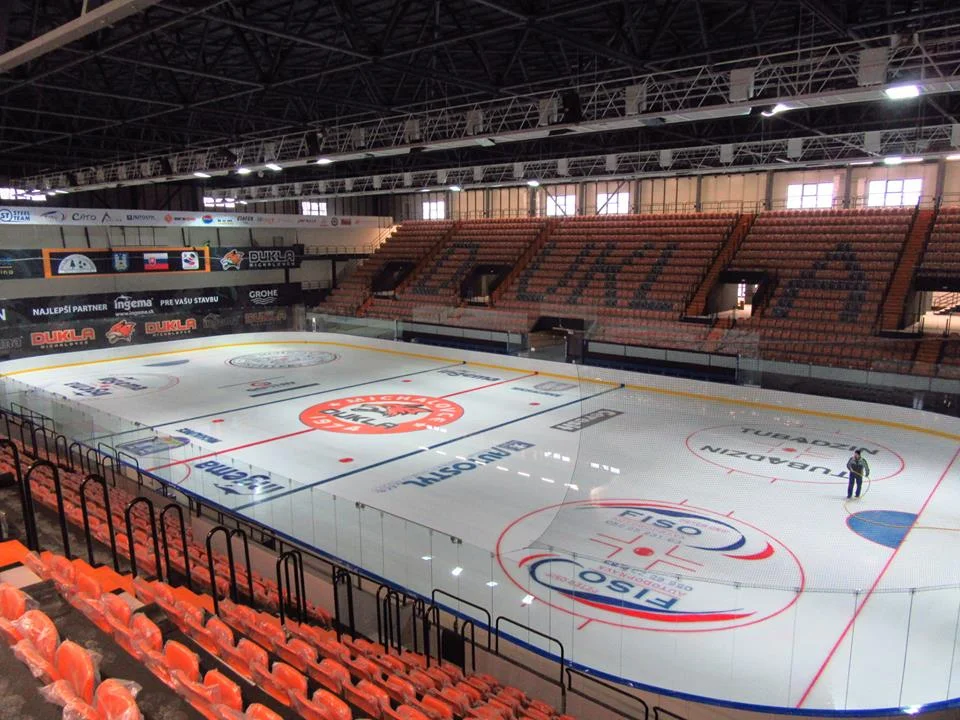 Zimný štadión v Michalovciach — domovský stánok HK Dukla s kapacitou vyše 4000 divákov