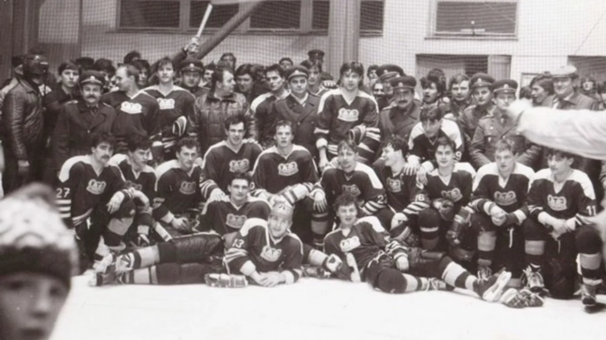 Historická fotografia tímu Dukla Michalovce z roku 1986 — spoločná fotka hráčov po víťaznom zápase