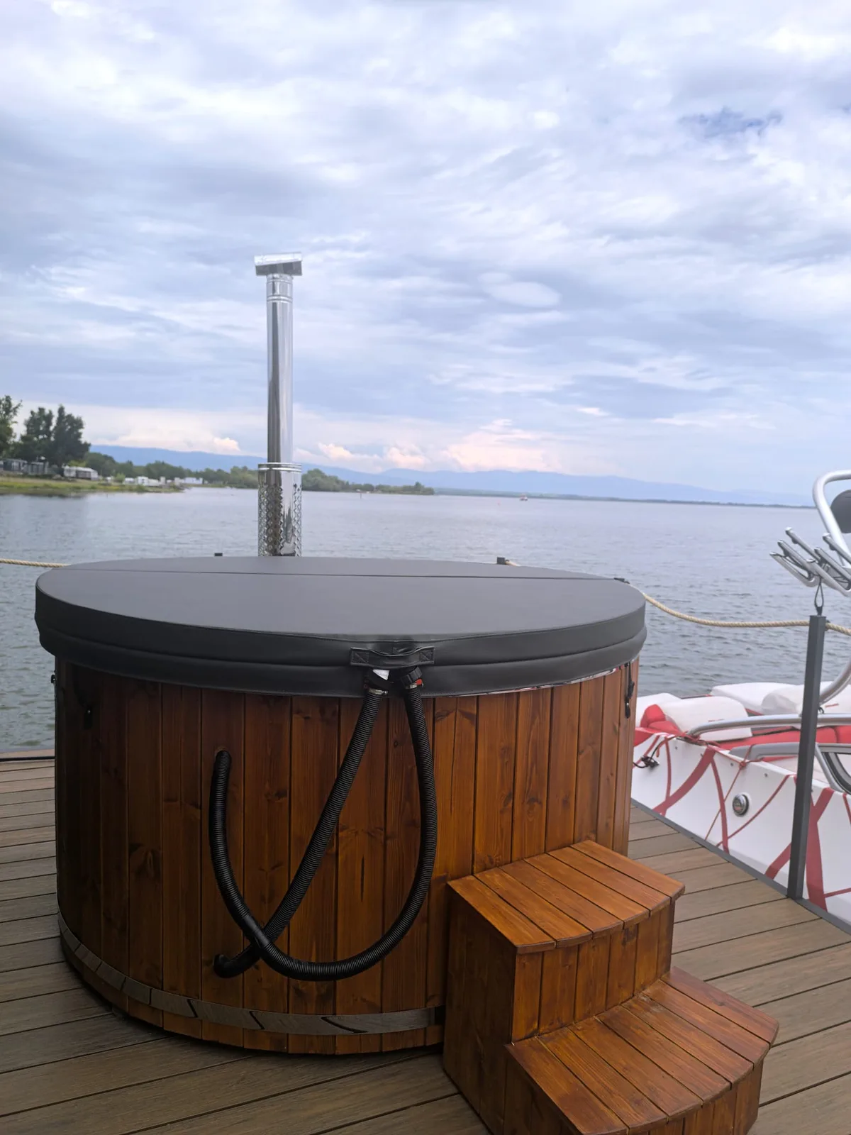 Súkromná horúca kaďa na terase houseboatu s výhľadom na Zemplínsku šíravu.