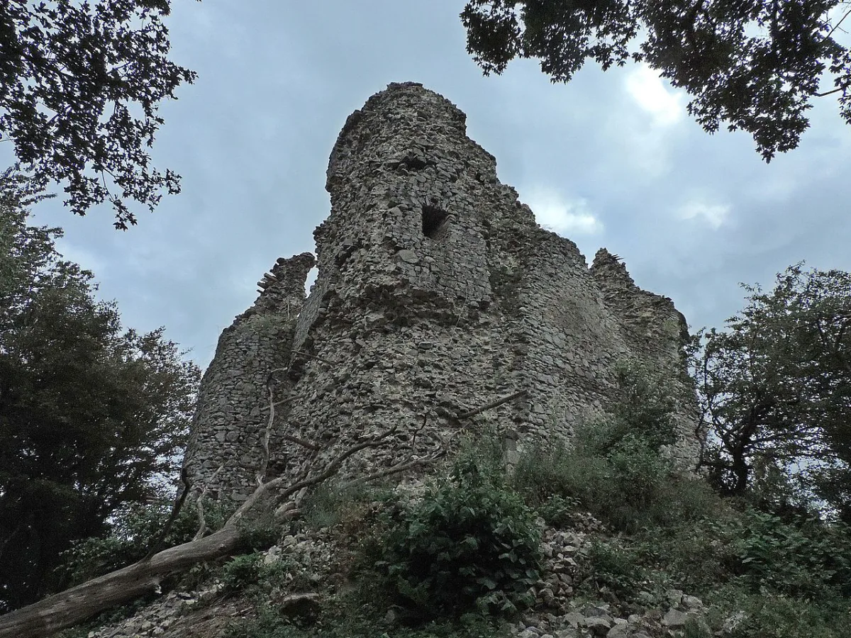 Viniansky hrad - zrúcanina gotického hradu na kopci nad obcou Vinné
