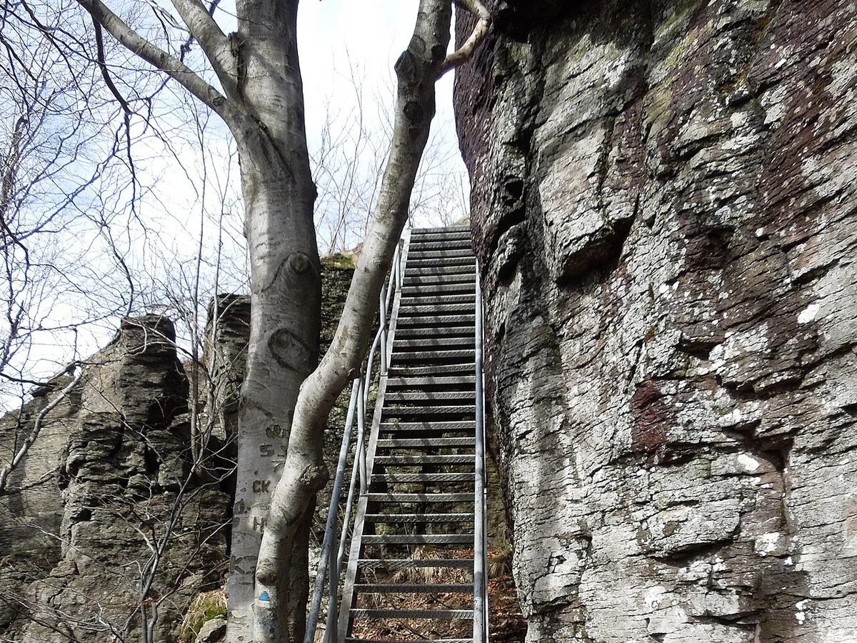 Sninský kameň - skalný útvar vo Vihorlatských vrchoch s výhľadom na Zemplín