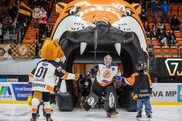 Maskot Foxy a brankár Dukly Michalovce nastupujú na ľad cez nafukovací tunel