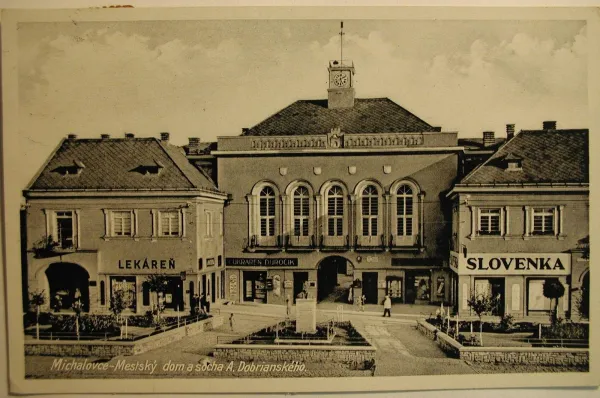Historická budova v Michalovciach s lekárňou a obchodmi.