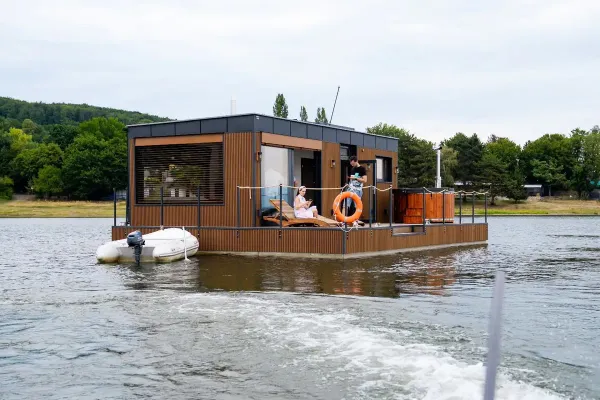 Houseboat Glamour plávajúci na hladine Zemplínskej šíravy pri Kaluži.