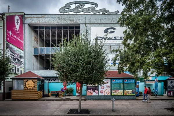 Opustený obchodný dom Elán v centre Michaloviec - pohľad z pešej zóny