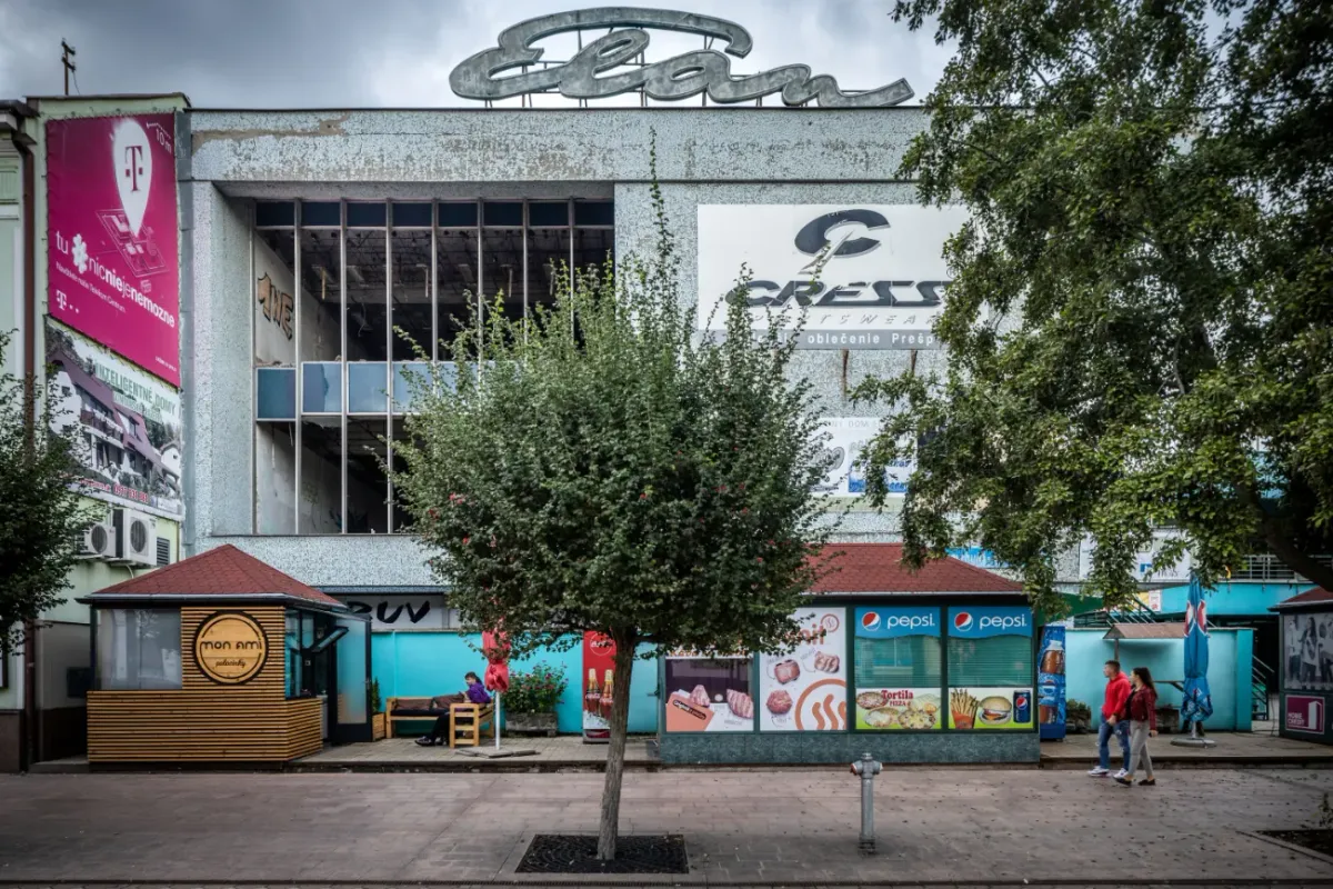 Opustený obchodný dom Elán v centre Michaloviec - pohľad z pešej zóny