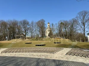 Obnovený amfiteáter na Hrádku s kaplnkou Sztárayovcov v pozadí