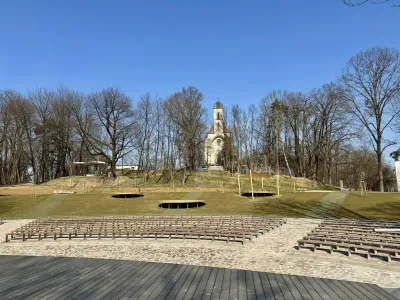 Obnovený amfiteáter na Hrádku s kaplnkou Sztárayovcov v pozadí