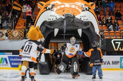 Maskot Foxy a brankár Dukly Michalovce nastupujú na ľad cez nafukovací tunel