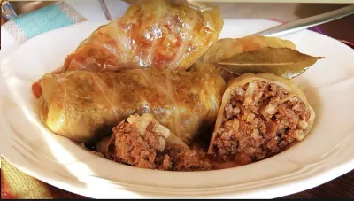 Plnené kapustové listy s mletým mäsom a ryžou na tanieri.