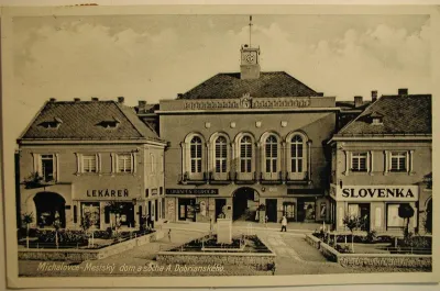Historická budova v Michalovciach s lekárňou a obchodmi.