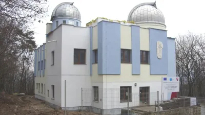 Hvezdáreň s kopulami v zalesnenom prostredí.