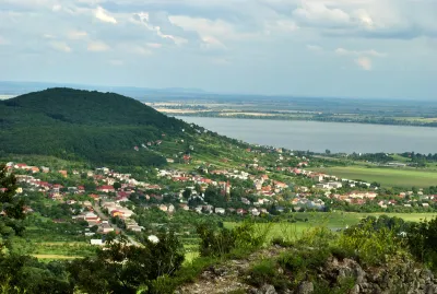 Vinné: obec pod hradom, ktorá má viac než len jazero - fotografia 1