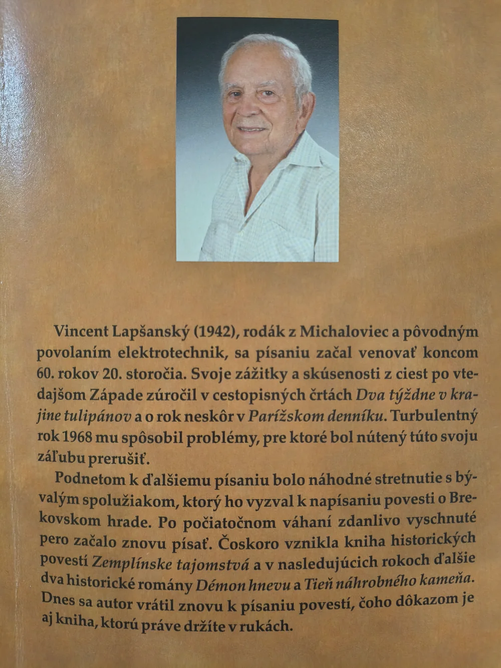 Autor Vincent Lapšanský, rodák z Michaloviec, a jeho životopis na zadnej strane knihy