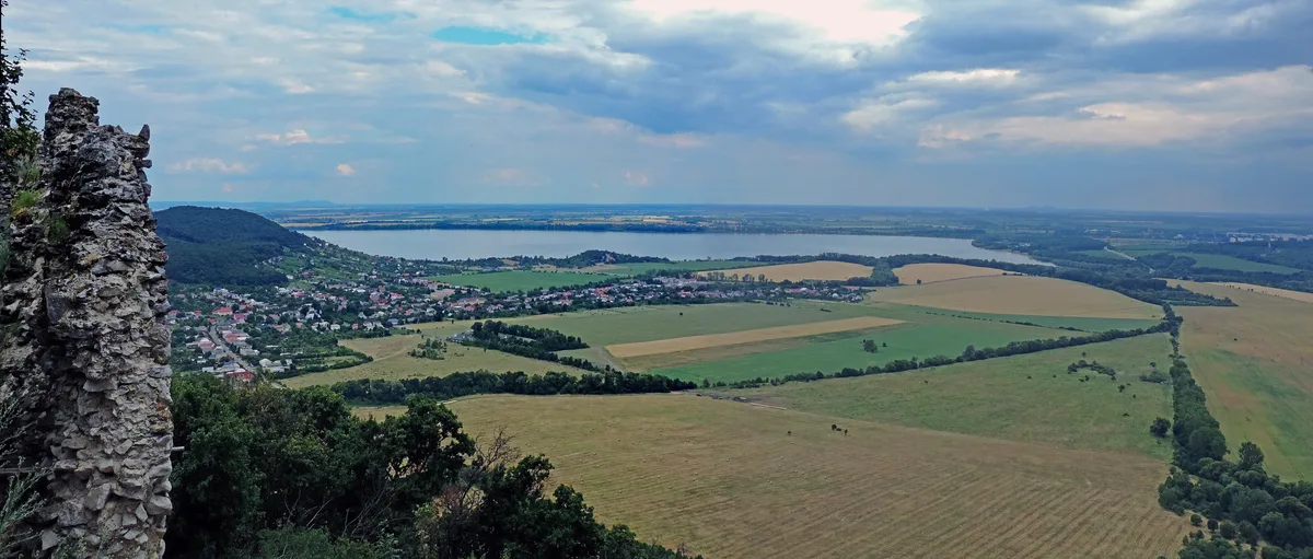 Panoráma z Vinianskeho hradu na obec, polia a Zemplínsku šíravu.