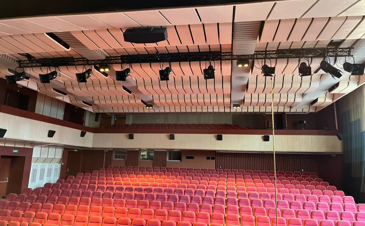 Hľadisko Kino Centrum Michalovce - rady červených sedadiel pod stropným osvetlením